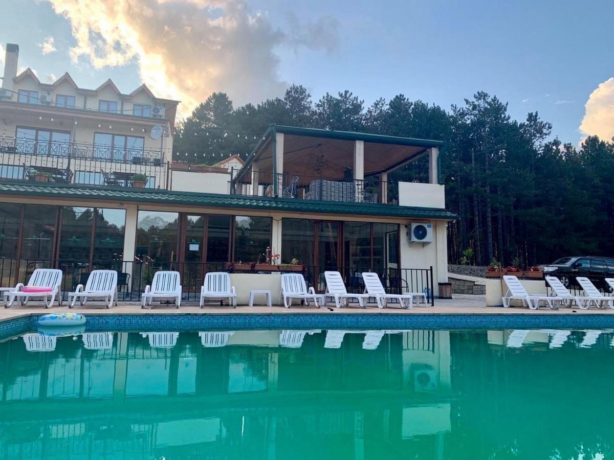 Hotel Surami ภายนอก รูปภาพ