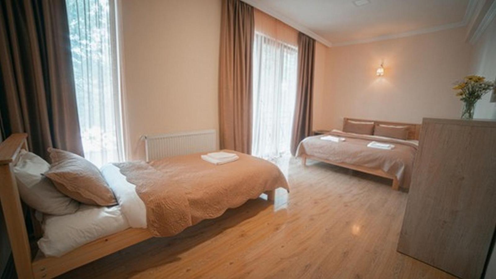 Hotel Surami ภายนอก รูปภาพ